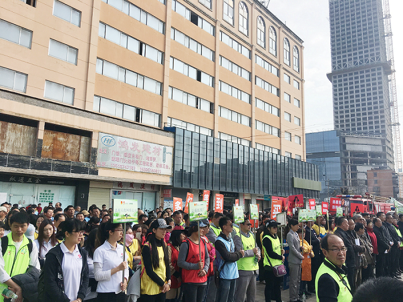 2017年3月5日，是我國第54個學雷鋒紀念日。3月份的春天萬物復蘇，百花齊放。陽光透過淡薄的云層照耀著大地，它的萬道金光愉快地普照著萬物。春風拂面,是那么清柔,那么親切,就像是雷鋒的精神一直溫暖著、鼓舞著我們!